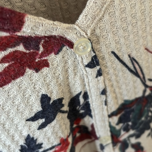 Women’s Torrid Plus Size Waffle Knit V-Neck Floral Top, Size 4X - Picture 3 of 7